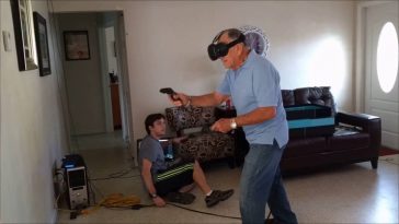 Opa gaat los op Virtual Reality Game